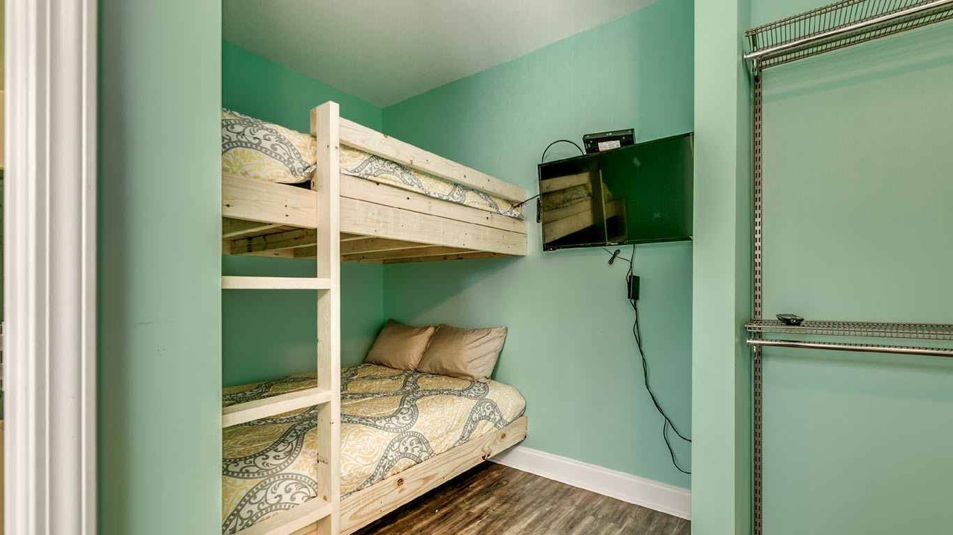 1004 Hunter bedroom with bunkbed.