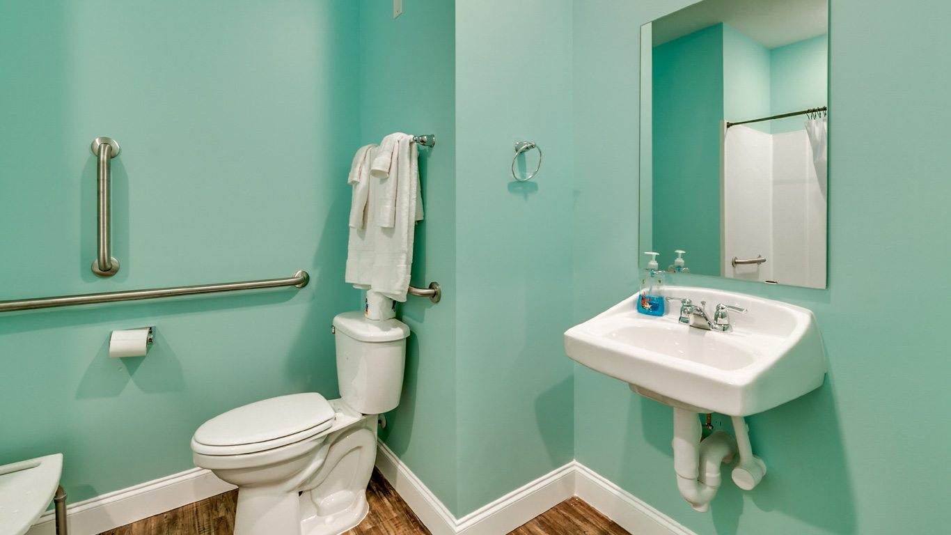 407 9th Avenue – Unit A handicapped accessible bathroom.