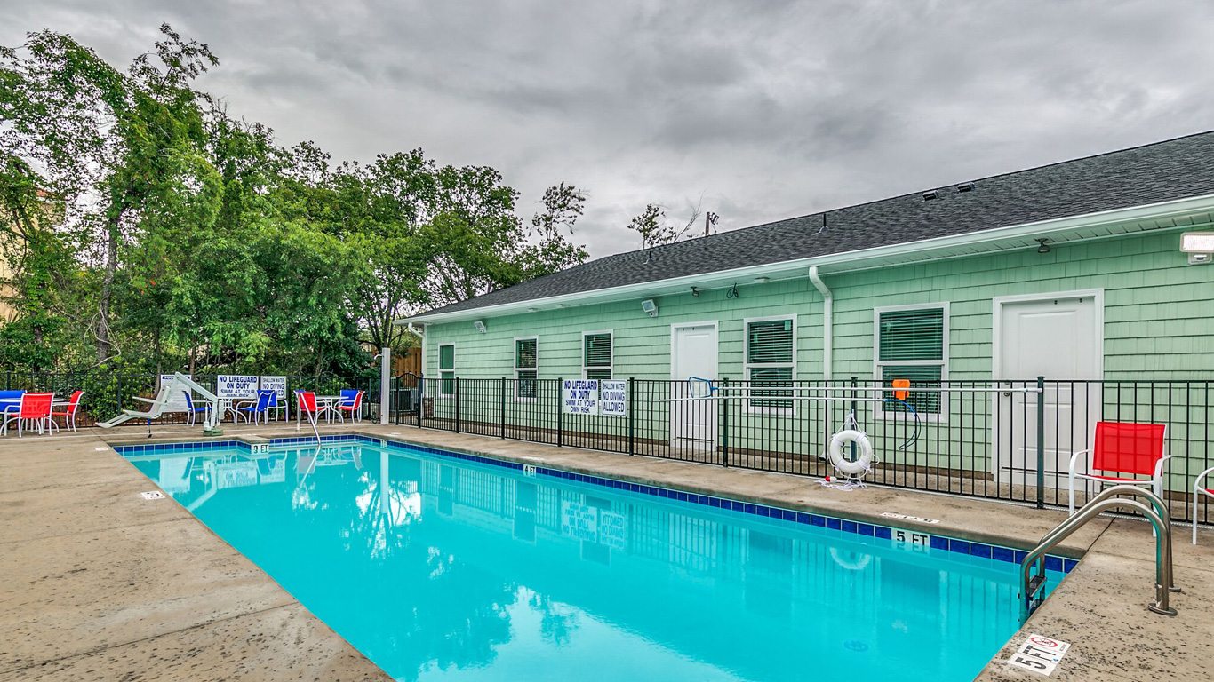 407 9th Avenue – Unit B handicapped accessible outdoor pool.