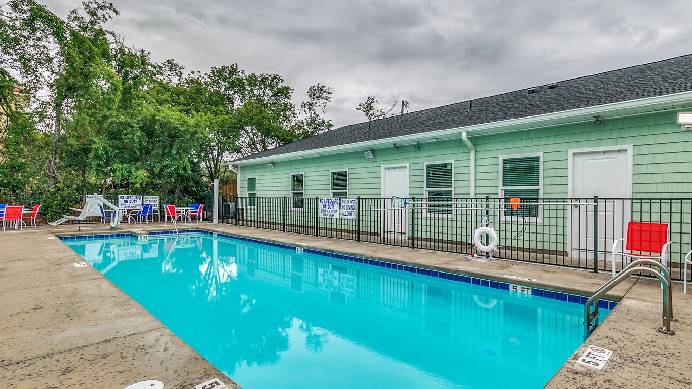 407 9th Avenue – Unit A handicapped accessible outdoor pool.