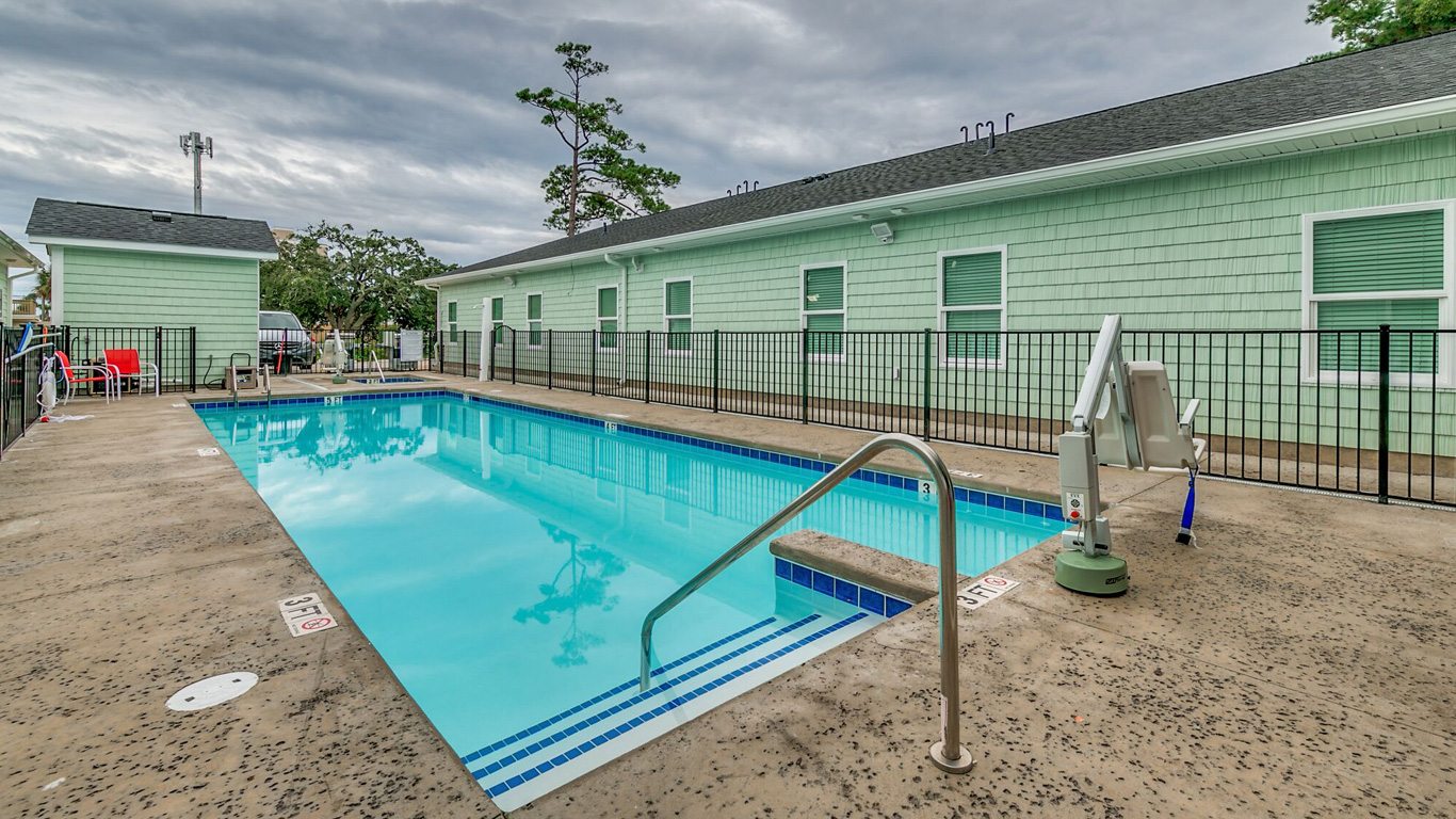 407 9th Avenue – Unit D handicapped accessible outdoor pool.