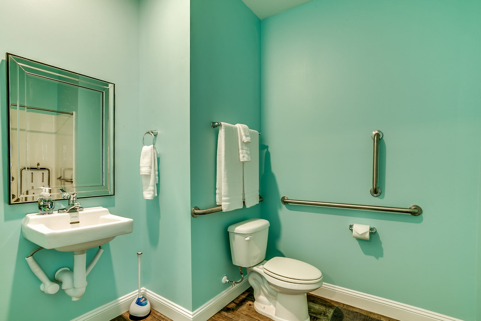 1022 Hunter Ave handicapped accessible bath and shower.