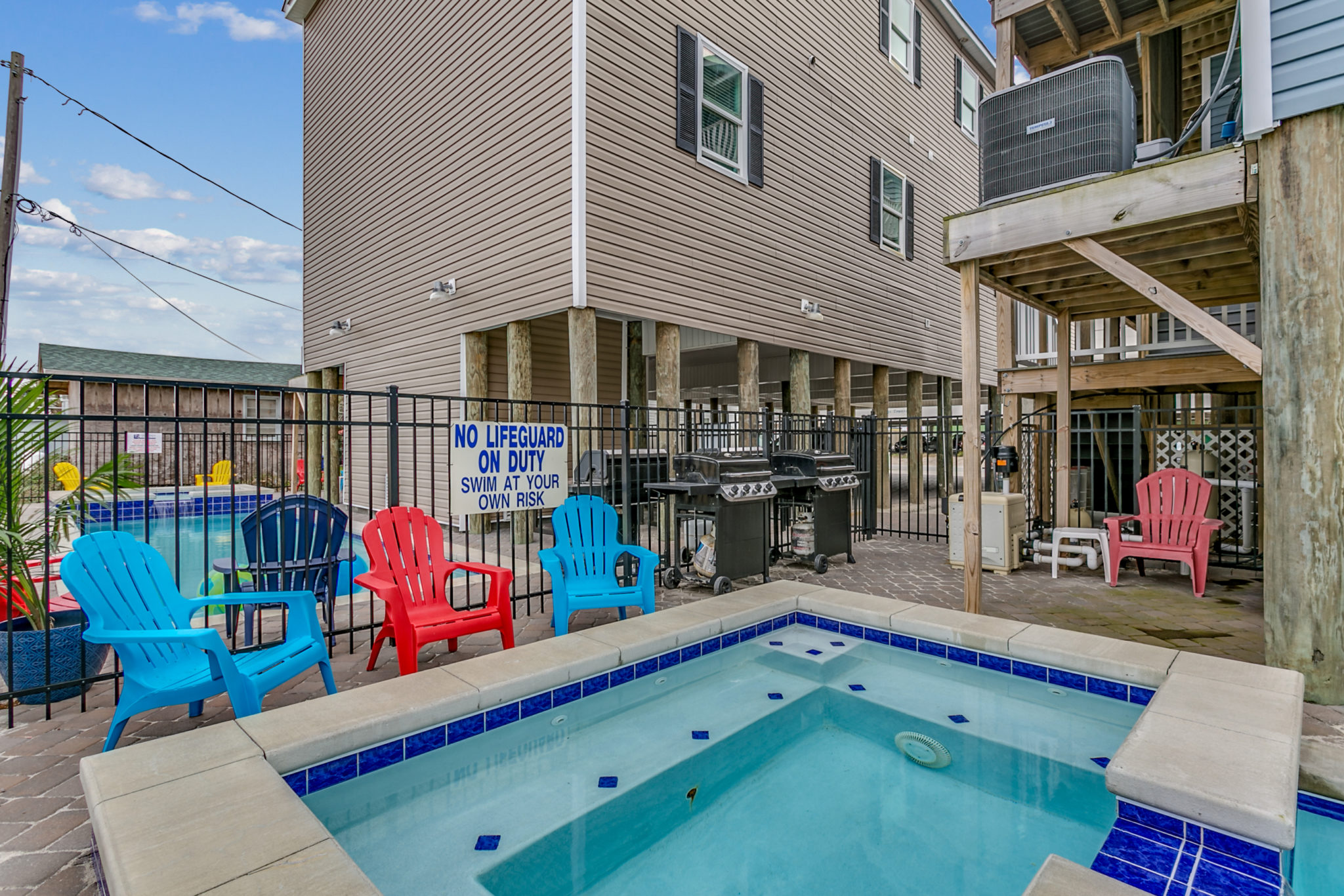 2201 Spring Street outdoor pool, hot tub.