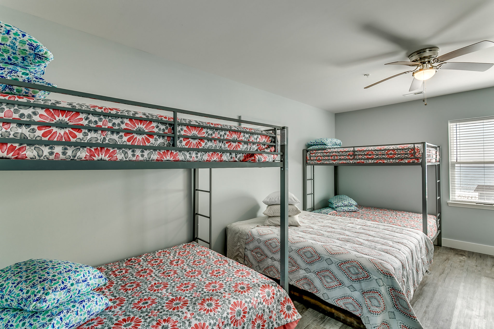 5401 Unit A bedroom with queen bed and 2 bunkbeds.
