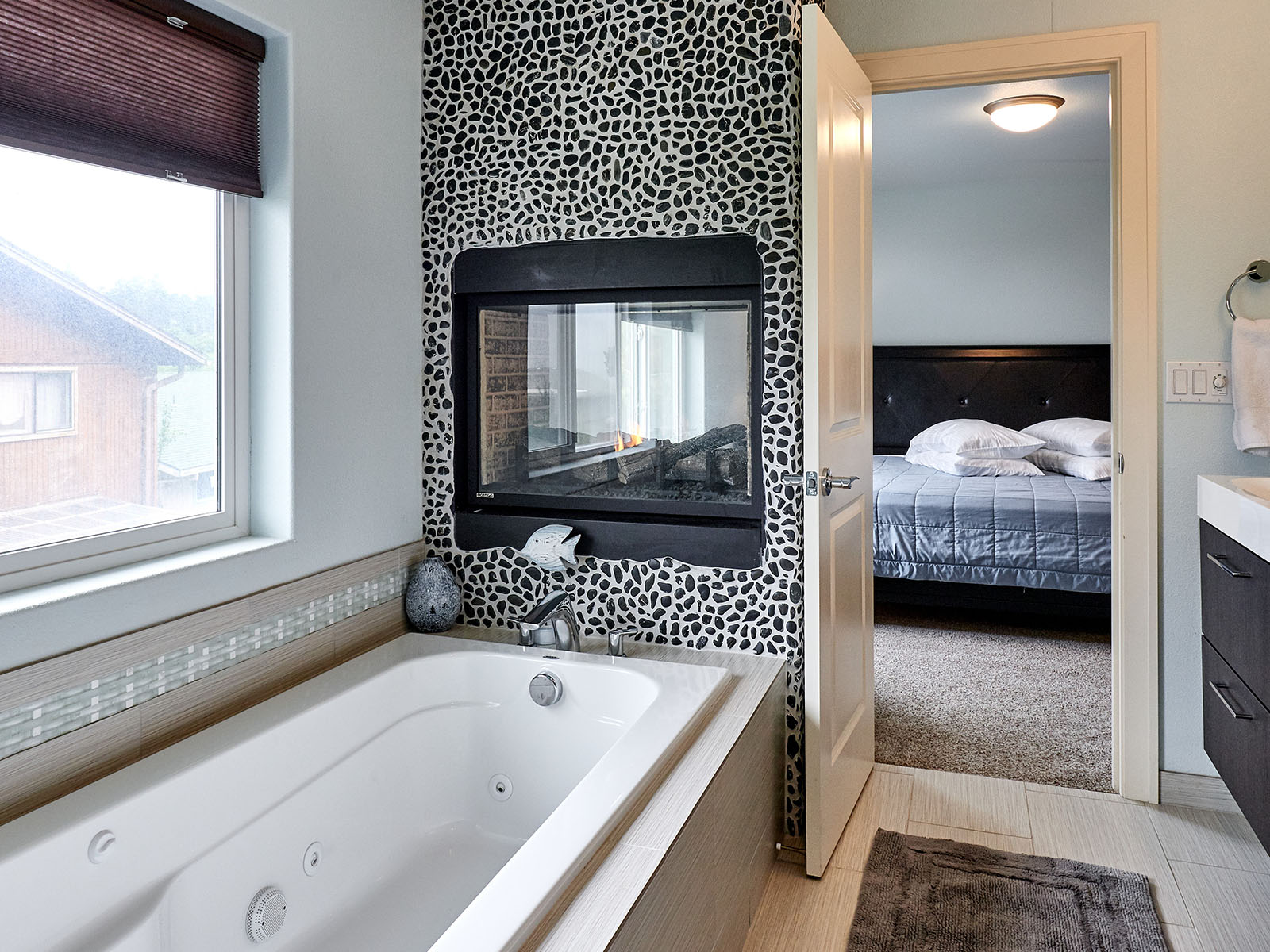 Bathtub with fireplace above