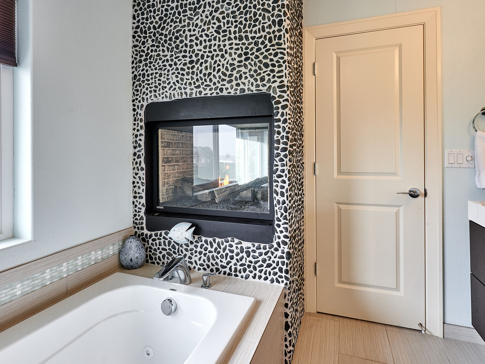 Bathtub with fireplace above